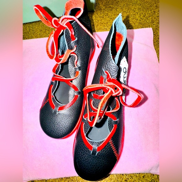 AUTHENTIC CLAMP SUEDE LEATHER Black and Red Lace-Up Shoes

SIZE 37 - Picture 3 of 11